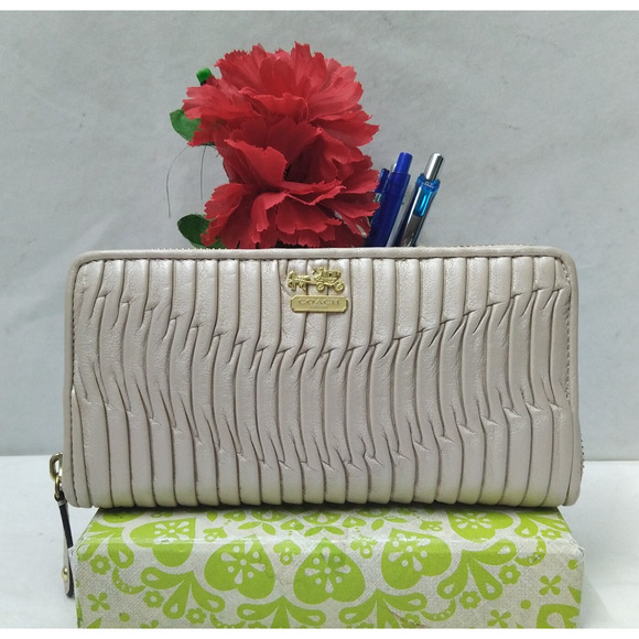 Coach Madison Cream Ivory Gathered Leather Zip Around Credit Card Wallet - Picture 1 of 16